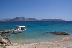 Ελλάδα, απόμερο αλιευτικό σκάφος Α Το νησί Keros στο υπόβαθρο στοκ φωτογραφία με δικαίωμα ελεύθερης χρήσης Ελλάδα, απόμερο αλιευτικό σκάφος Α Το νησί Keros στο υπόβαθρο στοκ φωτογραφία με δικαίωμα ελεύθερης χρήσης