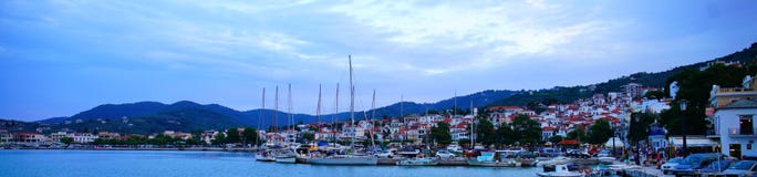 Ελλάδα, πόλη Scopelos στην ανατολή στοκ εικόνα με δικαίωμα ελεύθερης χρήσης Ελλάδα, πόλη Scopelos στην ανατολή στοκ εικόνα με δικαίωμα ελεύθερης χρήσης