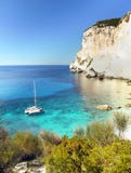 Ελληνικά νησιά, απότομοι βράχοι θάλασσας, τοπίο ακτών, παραλίες στοκ φωτογραφία με δικαίωμα ελεύθερης χρήσης Ελληνικά νησιά, απότομοι βράχοι θάλασσας, τοπίο ακτών, παραλίες στοκ φωτογραφία με δικαίωμα ελεύθερης χρήσης