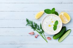 Ελληνικό tzatziki σάλτσας από το ξινό γιαούρτι κρέμας στην ξύλινη άποψη επιτραπέζιων κορυφών Παραδοσιακός μεσογειακός εμβύθιση ή στοκ φωτογραφία Ελληνικό tzatziki σάλτσας από το ξινό γιαούρτι κρέμας στην ξύλινη άποψη επιτραπέζιων κορυφών Παραδοσιακός μεσογειακός εμβύθιση ή στοκ φωτογραφία