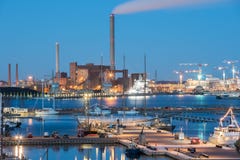 Ελσίνκι, Φινλανδία Άποψη νύχτας βραδιού της βιομηχανικής ζώνης Hanasaari στοκ εικόνες Ελσίνκι, Φινλανδία Άποψη νύχτας βραδιού της βιομηχανικής ζώνης Hanasaari στοκ εικόνες