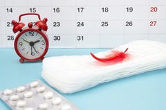 Εμμηνορροϊκά μαξιλάρια, ημερολόγιο περιόδου αίματος, ρολόγια και χάπια Άσπρες φαρμακευτικές ταμπλέτες Εμμηνορροϊκή προστασία πόνο στοκ φωτογραφία Εμμηνορροϊκά μαξιλάρια, ημερολόγιο περιόδου αίματος, ρολόγια και χάπια Άσπρες φαρμακευτικές ταμπλέτες Εμμηνορροϊκή προστασία πόνο στοκ φωτογραφία