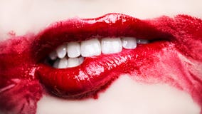 Εμπαθή κόκκινα χείλια Μουτζουρωμένο makeup επάνω στενό στοκ εικόνα Εμπαθή κόκκινα χείλια Μουτζουρωμένο makeup επάνω στενό στοκ εικόνα