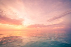 Εμπνευσμένη άποψη θάλασσας και ουρανού με τον ορίζοντα και τα χαλαρώνοντας χρώματα στοκ φωτογραφία με δικαίωμα ελεύθερης χρήσης Εμπνευσμένη άποψη θάλασσας και ουρανού με τον ορίζοντα και τα χαλαρώνοντας χρώματα στοκ φωτογραφία με δικαίωμα ελεύθερης χρήσης