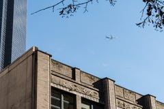 Εμπορικό αεροπλάνο που πετά το στο κέντρο της πόλης Σιάτλ που βλέπει π στοκ εικόνες Εμπορικό αεροπλάνο που πετά το στο κέντρο της πόλης Σιάτλ που βλέπει π στοκ εικόνες