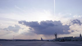 Εμπορικός χώρος στάθμευσης αεροπλάνων στον αερολιμένα Εμπορικός χώρος στάθμευσης αεροπλάνων στον αερολιμένα - πλάγια όψη, με τον απόθεμα βίντεο Εμπορικός χώρος στάθμευσης αεροπλάνων στον αερολιμένα Εμπορικός χώρος στάθμευσης αεροπλάνων στον αερολιμένα - πλάγια όψη, με τον απόθεμα βίντεο