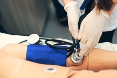 80 120 ενάντια στην αρτηρία αέρα είναι διαστολικός γιατρός μανσετών αίματος βραχιόνιος που η κανονική πίεση αριθμών μετρητών που στοκ εικόνα 80 120 ενάντια στην αρτηρία αέρα είναι διαστολικός γιατρός μανσετών αίματος βραχιόνιος που η κανονική πίεση αριθμών μετρητών που στοκ εικόνα