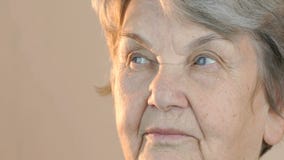 Ενήλικη γυναίκα που κοιτάζει στην πλευρά στενό πρόσωπο - επάνω απόθεμα βίντεο Ενήλικη γυναίκα που κοιτάζει στην πλευρά στενό πρόσωπο - επάνω απόθεμα βίντεο
