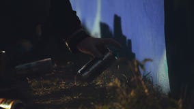 Ενήλικο αρσενικό χρώμα καλλιτεχνών γκράφιτι που ψεκάζει τον τοίχο, αστική υπαίθρια έννοια τέχνης οδών φιλμ μικρού μήκους Ενήλικο αρσενικό χρώμα καλλιτεχνών γκράφιτι που ψεκάζει τον τοίχο, αστική υπαίθρια έννοια τέχνης οδών φιλμ μικρού μήκους