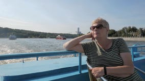 Ενήλικη γυναίκα που απολαμβάνει το ταξίδι βαρκών τουριστών κατά μήκος του ποταμού φιλμ μικρού μήκους Ενήλικη γυναίκα που απολαμβάνει το ταξίδι βαρκών τουριστών κατά μήκος του ποταμού φιλμ μικρού μήκους