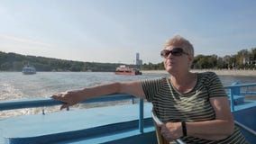 Ενήλικη γυναίκα που απολαμβάνει το ταξίδι βαρκών τουριστών στον ποταμό απόθεμα βίντεο Ενήλικη γυναίκα που απολαμβάνει το ταξίδι βαρκών τουριστών στον ποταμό απόθεμα βίντεο