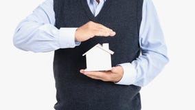 Ενήλικο ανώτερο παλαιό σπίτι λαβής ατόμων στοκ φωτογραφία με δικαίωμα ελεύθερης χρήσης Ενήλικο ανώτερο παλαιό σπίτι λαβής ατόμων στοκ φωτογραφία με δικαίωμα ελεύθερης χρήσης