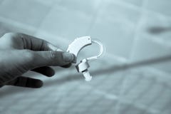 Ενίσχυση ακρόασης εκμετάλλευσης χεριών γυναίκας στοκ φωτογραφίες Ενίσχυση ακρόασης εκμετάλλευσης χεριών γυναίκας στοκ φωτογραφίες