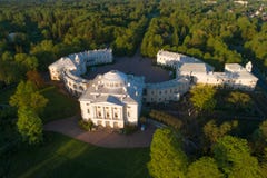 Εναέρια άποψη Pavlovsk του παλατιού Pavlovsk στοκ εικόνα με δικαίωμα ελεύθερης χρήσης Εναέρια άποψη Pavlovsk του παλατιού Pavlovsk στοκ εικόνα με δικαίωμα ελεύθερης χρήσης