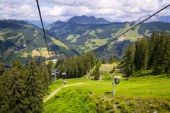 Εναέρια άποψη Saalbach από το τελεφερίκ Χ-Τύπου Schattberg, Αυστρία Στοκ Φωτογραφίες Εναέρια άποψη Saalbach από το τελεφερίκ Χ-Τύπου Schattberg, Αυστρία Στοκ Φωτογραφίες