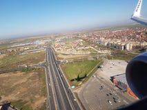 Εναέρια άποψη αεροπλάνων της μικρής διασταύρωσης κυκλικής κυκλοφορίας εθνικών οδών, αστικά κτήρια, μηχανή φτερών, πτήση Ryanair π στοκ εικόνες Εναέρια άποψη αεροπλάνων της μικρής διασταύρωσης κυκλικής κυκλοφορίας εθνικών οδών, αστικά κτήρια, μηχανή φτερών, πτήση Ryanair π στοκ εικόνες