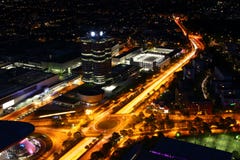 Εναέρια άποψη νύχτας της σύγχρονης πόλης με την οδική διατομή κύκλων στοκ εικόνες Εναέρια άποψη νύχτας της σύγχρονης πόλης με την οδική διατομή κύκλων στοκ εικόνες