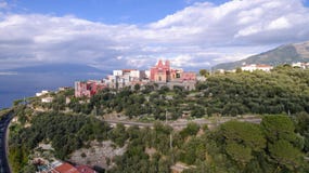 Εναέρια άποψη Σορέντο, Meta στην Ιταλία σε μια όμορφη θερινή ημέρα, δρόμος βουνών γύρου ταξιδιού έννοιας στοκ εικόνες Εναέρια άποψη Σορέντο, Meta στην Ιταλία σε μια όμορφη θερινή ημέρα, δρόμος βουνών γύρου ταξιδιού έννοιας στοκ εικόνες