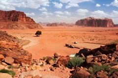 Εναέρια άποψη στην έρημο ρουμιού Wadi στην Ιορδανία στοκ εικόνα με δικαίωμα ελεύθερης χρήσης Εναέρια άποψη στην έρημο ρουμιού Wadi στην Ιορδανία στοκ εικόνα με δικαίωμα ελεύθερης χρήσης