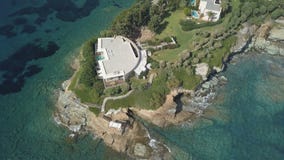 Εναέρια άποψη της απομονωμένης βίλας στο ακρωτήριο που περιβάλλεται από τη διαφανή τυρκουάζ θάλασσα, δύσκολη ακτή απόθεμα βίντεο Εναέρια άποψη της απομονωμένης βίλας στο ακρωτήριο που περιβάλλεται από τη διαφανή τυρκουάζ θάλασσα, δύσκολη ακτή απόθεμα βίντεο