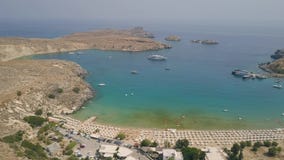 Εναέρια άποψη της παραλίας Lindos απόθεμα βίντεο Εναέρια άποψη της παραλίας Lindos απόθεμα βίντεο