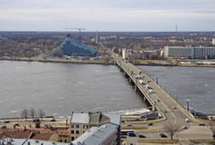 Εναέρια άποψη της Ρήγας, του ποταμού Daugava και της πέτρινης γέφυρας, Ρήγα, Λετονία στοκ φωτογραφία Εναέρια άποψη της Ρήγας, του ποταμού Daugava και της πέτρινης γέφυρας, Ρήγα, Λετονία στοκ φωτογραφία