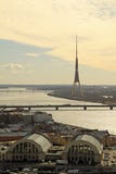 Εναέρια άποψη της Ρήγας, του ποταμού Daugava και του ραδιοφώνου της Ρήγας και του πύργου TV στο ηλιοβασίλεμα από την εκκλησία του στοκ εικόνα Εναέρια άποψη της Ρήγας, του ποταμού Daugava και του ραδιοφώνου της Ρήγας και του πύργου TV στο ηλιοβασίλεμα από την εκκλησία του στοκ εικόνα