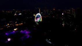 Εναέρια άποψη της ρόδας της τύχης τη νύχτα στο πάρκο συνδετήρας Αυτό είναι μια από τις παγκόσμιες ` s μεγαλύτερες κινητές Ferris φιλμ μικρού μήκους Εναέρια άποψη της ρόδας της τύχης τη νύχτα στο πάρκο συνδετήρας Αυτό είναι μια από τις παγκόσμιες ` s μεγαλύτερες κινητές Ferris φιλμ μικρού μήκους