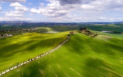 Εναέρια άποψη της Τοσκάνης από το χρόνο κηφήνων την άνοιξη στοκ φωτογραφίες με δικαίωμα ελεύθερης χρήσης Εναέρια άποψη της Τοσκάνης από το χρόνο κηφήνων την άνοιξη στοκ φωτογραφίες με δικαίωμα ελεύθερης χρήσης