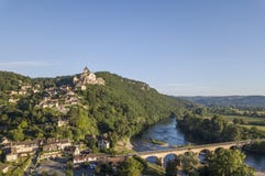 Εναέρια άποψη του κάστρου Castelnaud, της ιστορικών γέφυρας και του χωριού Tournepique στοκ φωτογραφία με δικαίωμα ελεύθερης χρήσης Εναέρια άποψη του κάστρου Castelnaud, της ιστορικών γέφυρας και του χωριού Tournepique στοκ φωτογραφία με δικαίωμα ελεύθερης χρήσης