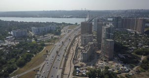 Εναέρια άποψη του τοπίου πόλεων της περιοχής Osokorki και Poznyaki, του δρόμου και των σύγχρονων ουρανοξυστών 4k 4096 X 2160 του απόθεμα βίντεο Εναέρια άποψη του τοπίου πόλεων της περιοχής Osokorki και Poznyaki, του δρόμου και των σύγχρονων ουρανοξυστών 4k 4096 X 2160 του απόθεμα βίντεο