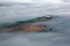 Εναέρια άποψη των αγροικιών κορυφών υψώματος & των δέντρων κυπαρισσιών στην Τοσκάνη σε ένα ομιχλώδες πρωί ~ άνοιξη στοκ εικόνες Εναέρια άποψη των αγροικιών κορυφών υψώματος & των δέντρων κυπαρισσιών στην Τοσκάνη σε ένα ομιχλώδες πρωί ~ άνοιξη στοκ εικόνες