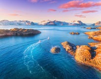 Εναέρια άποψη των αλιευτικών σκαφών, βράχοι στην μπλε θάλασσα στοκ εικόνα Εναέρια άποψη των αλιευτικών σκαφών, βράχοι στην μπλε θάλασσα στοκ εικόνα