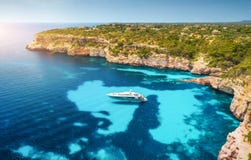 Εναέρια άποψη των βαρκών, των γιοτ πολυτέλειας και της διαφανούς θάλασσας στο ηλιοβασίλεμα στοκ φωτογραφία Εναέρια άποψη των βαρκών, των γιοτ πολυτέλειας και της διαφανούς θάλασσας στο ηλιοβασίλεμα στοκ φωτογραφία