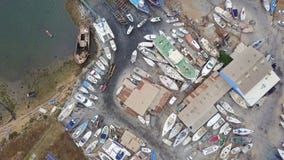 Εναέρια άποψη των ξηρών αποβαθρών και του ναυπηγείου σε Olhao, Πορτογαλία απόθεμα βίντεο Εναέρια άποψη των ξηρών αποβαθρών και του ναυπηγείου σε Olhao, Πορτογαλία απόθεμα βίντεο