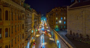 Εναέρια άποψη των φωτισμών Χριστουγέννων στις οδούς του κέντρου της Γένοβας τή νύχτα, Ιταλία στοκ εικόνες Εναέρια άποψη των φωτισμών Χριστουγέννων στις οδούς του κέντρου της Γένοβας τή νύχτα, Ιταλία στοκ εικόνες