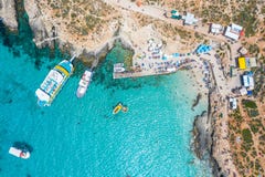 Εναέρια διάσημη μπλε λιμνοθάλασσα άποψης στη Μεσόγειο Νησί Comino, Μάλτα Παραλία και vacationers, μια αποβάθρα κόλπων με τα σκάφη στοκ φωτογραφία με δικαίωμα ελεύθερης χρήσης Εναέρια διάσημη μπλε λιμνοθάλασσα άποψης στη Μεσόγειο Νησί Comino, Μάλτα Παραλία και vacationers, μια αποβάθρα κόλπων με τα σκάφη στοκ φωτογραφία με δικαίωμα ελεύθερης χρήσης