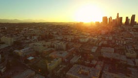 Εναέρια στο κέντρο της πόλης ανατολή εικονικής παράστασης πόλης του Λος Άντζελες απόθεμα βίντεο Εναέρια στο κέντρο της πόλης ανατολή εικονικής παράστασης πόλης του Λος Άντζελες απόθεμα βίντεο