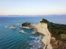 Εναέρια φωτογραφία του ακρωτηρίου Drastis στο νησί της Κέρκυρας στην Ελλάδα στο ηλιοβασίλεμα στοκ φωτογραφίες με δικαίωμα ελεύθερης χρήσης Εναέρια φωτογραφία του ακρωτηρίου Drastis στο νησί της Κέρκυρας στην Ελλάδα στο ηλιοβασίλεμα στοκ φωτογραφίες με δικαίωμα ελεύθερης χρήσης