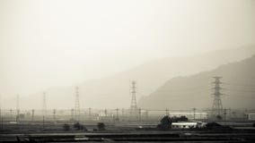 Εναέριο ηλεκτροφόρο καλώδιο κατά μήκος των μεγάλων αποστάσεων στοκ φωτογραφίες με δικαίωμα ελεύθερης χρήσης Εναέριο ηλεκτροφόρο καλώδιο κατά μήκος των μεγάλων αποστάσεων στοκ φωτογραφίες με δικαίωμα ελεύθερης χρήσης