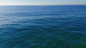 Εναέριο μήκος σε πόδηα κηφήνων πέρα από το νερό στον Ισπανό παράκτιο απόθεμα βίντεο Εναέριο μήκος σε πόδηα κηφήνων πέρα από το νερό στον Ισπανό παράκτιο απόθεμα βίντεο