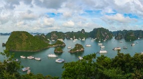 Εναέριο πανόραμα άποψης του κόλπου Halong με τις βάρκες κρουαζιέρας στοκ φωτογραφίες Εναέριο πανόραμα άποψης του κόλπου Halong με τις βάρκες κρουαζιέρας στοκ φωτογραφίες