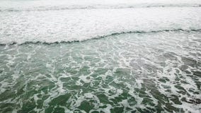 Εναέριο σπάσιμο κυμάτων άποψης ωκεάνιο μπλε και πράσινο στην άσπρη παραλία άμμου Κύματα θάλασσας στον όμορφο κηφήνα άποψης παραλι απόθεμα βίντεο Εναέριο σπάσιμο κυμάτων άποψης ωκεάνιο μπλε και πράσινο στην άσπρη παραλία άμμου Κύματα θάλασσας στον όμορφο κηφήνα άποψης παραλι απόθεμα βίντεο