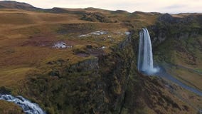 Εναέριος πυροβολισμός καταρρακτών Seljalandsfoss απόθεμα βίντεο Εναέριος πυροβολισμός καταρρακτών Seljalandsfoss απόθεμα βίντεο