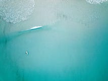 Εναέριος πυροβολισμός του surfer μόνο στοκ εικόνες Εναέριος πυροβολισμός του surfer μόνο στοκ εικόνες