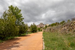 Εναλλακτικός δρόμος για τους πεζούς μέσω του οποίου μπορείτε να έχετε πρόσβαση σε ένα χαρακτηριστικό ορεινό χωριό στοκ φωτογραφία με δικαίωμα ελεύθερης χρήσης Εναλλακτικός δρόμος για τους πεζούς μέσω του οποίου μπορείτε να έχετε πρόσβαση σε ένα χαρακτηριστικό ορεινό χωριό στοκ φωτογραφία με δικαίωμα ελεύθερης χρήσης