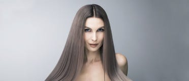Ενδιαφέρον και καθιερώνον τη μόδα πορφυρό χρώμα τρίχας Μακριά και ισχυρή τρίχα μετά από την προσοχή σαλονιών στοκ εικόνες με δικαίωμα ελεύθερης χρήσης Ενδιαφέρον και καθιερώνον τη μόδα πορφυρό χρώμα τρίχας Μακριά και ισχυρή τρίχα μετά από την προσοχή σαλονιών στοκ εικόνες με δικαίωμα ελεύθερης χρήσης