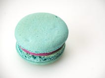Ενιαίο μπλε macaroon στο λευκό στοκ εικόνες Ενιαίο μπλε macaroon στο λευκό στοκ εικόνες