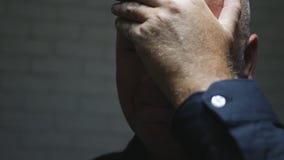 Ενοχλημένη εικόνα επιχειρηματιών που σκέφτεται και που κάνει χειρονομίες τις απογοητευμένες χεριών στοκ εικόνες Ενοχλημένη εικόνα επιχειρηματιών που σκέφτεται και που κάνει χειρονομίες τις απογοητευμένες χεριών στοκ εικόνες