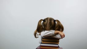 Εξάντληση της μαθήτριας που κλίνει πέρα από τα βιβλία Το νέο κορίτσι με ένα κουρασμένο βλέμμα αυξάνει μόλις το κεφάλι της εξετάζο απόθεμα βίντεο Εξάντληση της μαθήτριας που κλίνει πέρα από τα βιβλία Το νέο κορίτσι με ένα κουρασμένο βλέμμα αυξάνει μόλις το κεφάλι της εξετάζο απόθεμα βίντεο